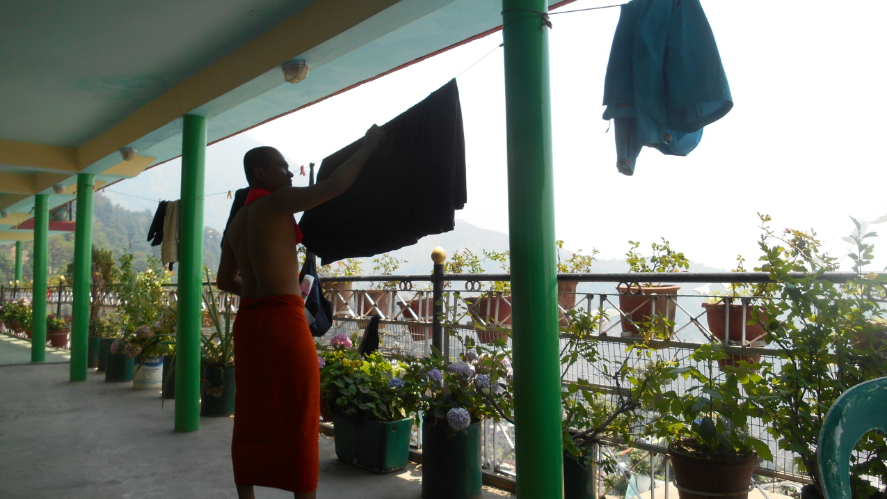 비가 그치자 미얀마 스님이 숙소 베란다에 빨래를 널고 있다.
