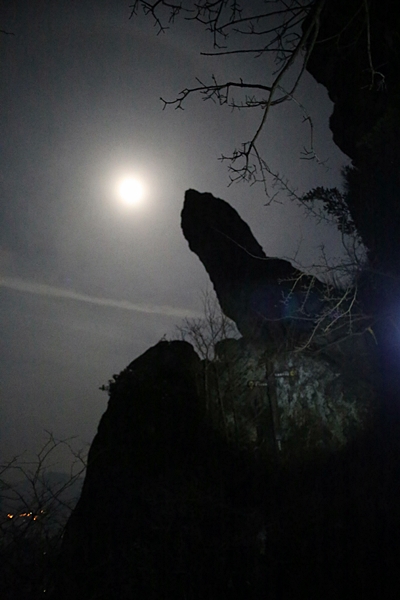  달마산 문바위에 뜬 달. 바위 위로 달빛이 부서진다.