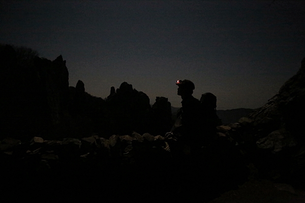  어둠에 묻힌 도솔암. 건너편 바위들이 암자를 감싸고 있다. 밤에도 장관이다.