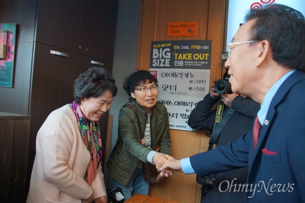  14일 대선 출마를 선언한 김관용 경상북도지사가 오후에 서문시장을 찾아 상인들과 악수를 하고 있다.