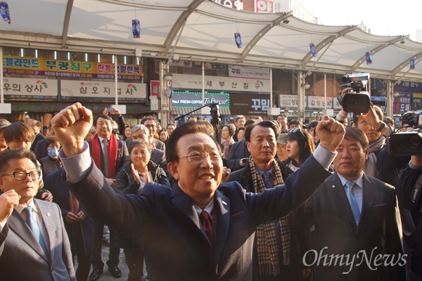 김관용 경상북도지사가 14일 오후 대구 서문시장을 찾아 지지자들 앞에서 두 손을 들어 만세를 하고 있다.