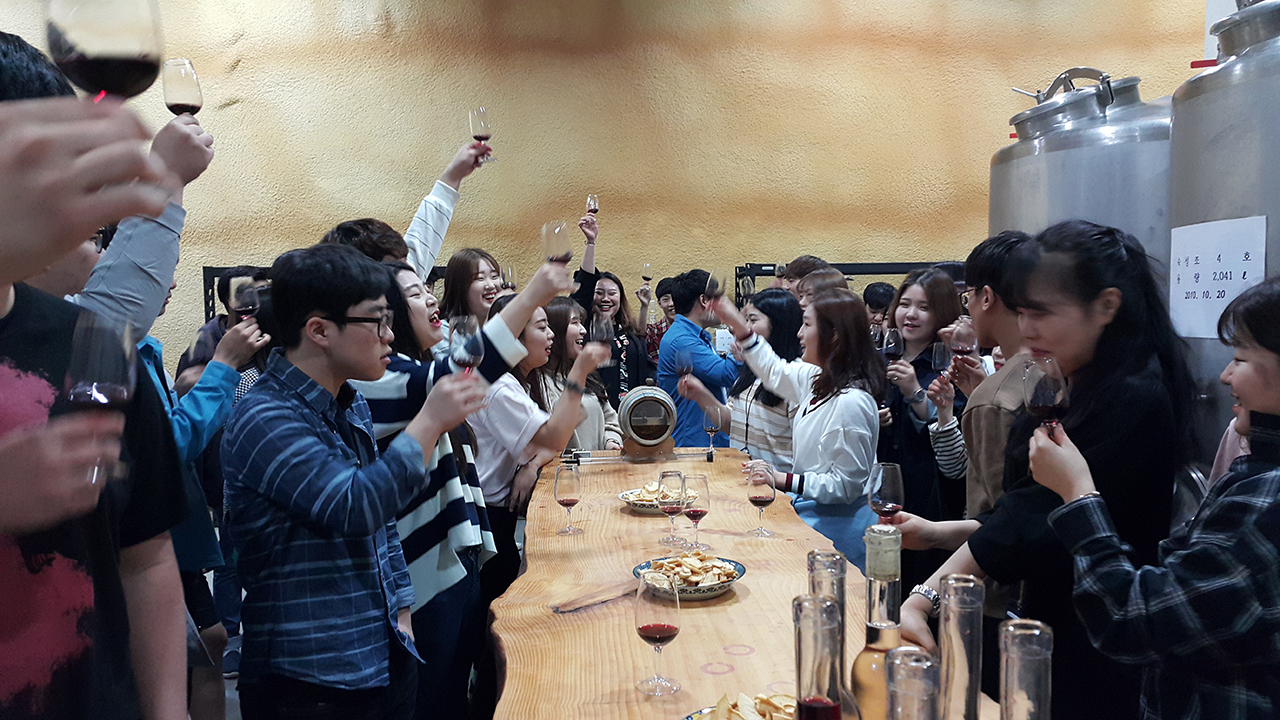 와인제조장에서 와인 시음을 하는 방문객들.