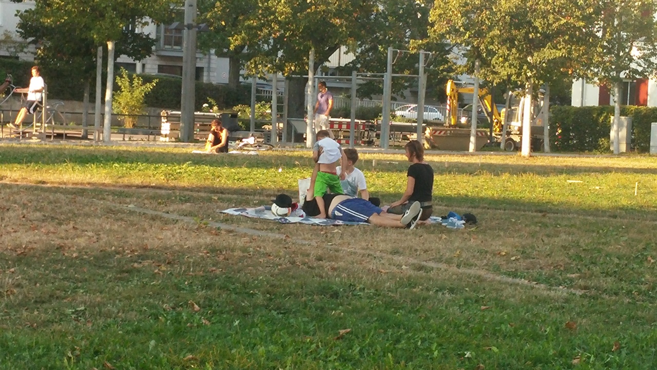 주말에 아이들과 함께 공원에서 노는 독일 아빠