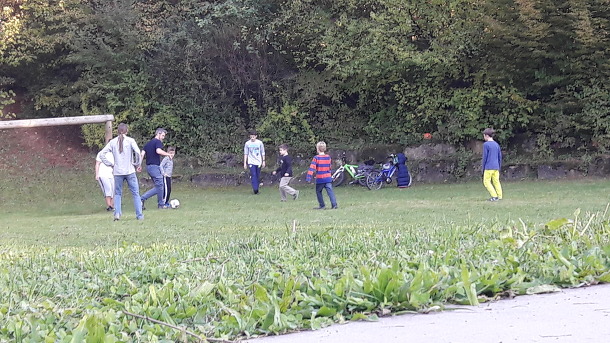 아이들과 함께 축구를 즐기는 독일 아빠들