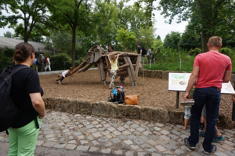 독일 동물원 내의 코끼리 모형의 놀이공간