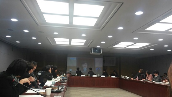 제 2차 공정무역 정책토론회 중 박 전 대통령 파면 선고 생중계를 지켜보는 의원 및 활동가들이다.