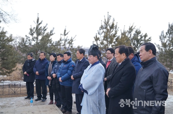  지난 7일 이상설 선생 유허지를 찾은 진천군 방문단이 유허비에 참배하고 있다.