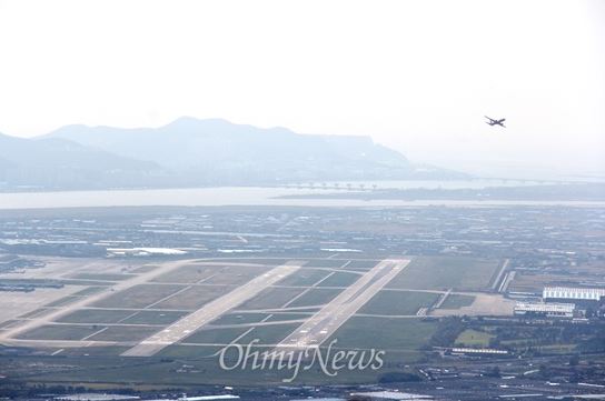 김해공항 전경 해 신어산 정상에서 바라본 김해공항 전경으로, 멀리 낙동강 하구언도 보인다.