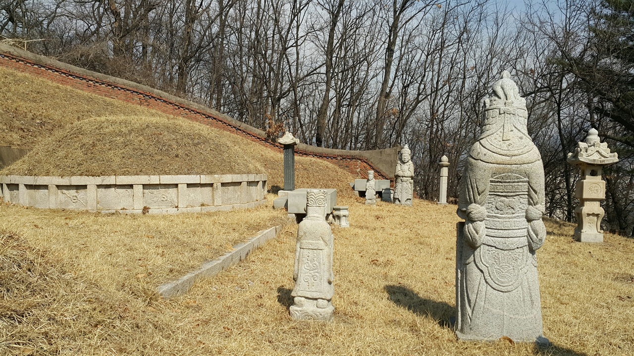 본래 은언군 묘역에 있었던 무인석과 문인석, 장명등 등의 석물들은 현재 은언군이 아닌 한 사찰 창건주의 묘를 지키고 있다.