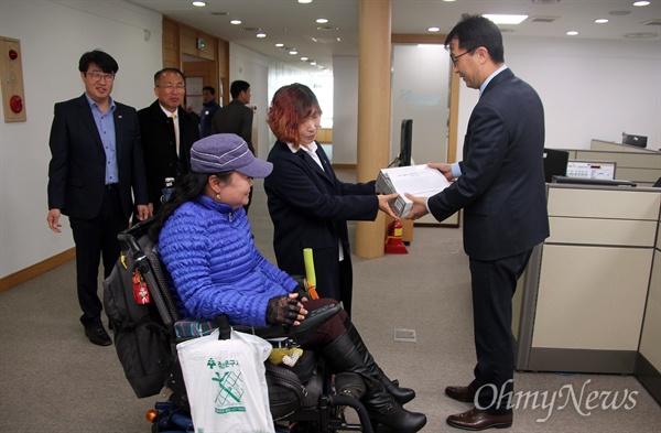  대전장애인차별철폐연대는 15일 오전 대전시청 북문 앞에서 기자회견을 열어 "대전시는 교통약자 이동지원센터를 공공기관에 위탁 운영하라"고 촉구한 뒤, 서명용지를 대전시장 비서실에 전달했다.