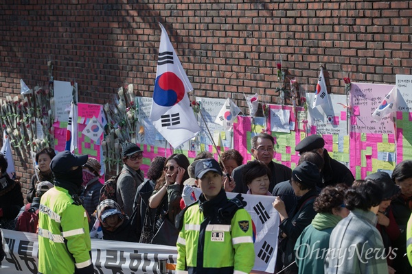  15일 오후 서울 강남구 삼성동 박근혜 전 대통령 자택 앞에서 박 전 대통령 지지자들이 태극기 등을 들고 자리를 지키고 있다. 