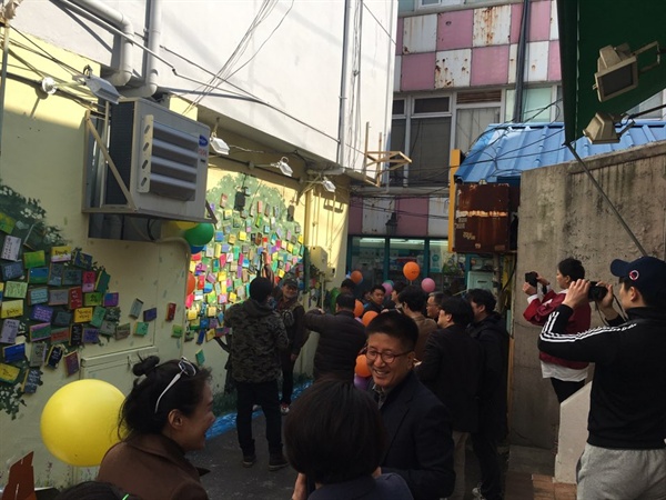 창원시 마산합포구 창동예술촌 골목에 지역 예술가들이 참여한 ‘315명의 희망나무’가 만들어졌다.