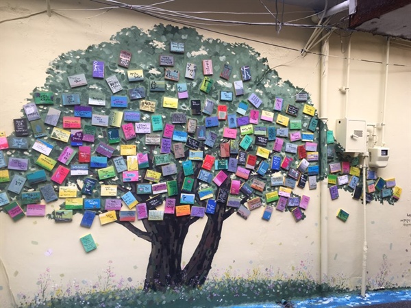 창원시 마산합포구 창동예술촌 골목에 지역 예술가들이 참여한 ‘315명의 희망나무’가 만들어졌다.