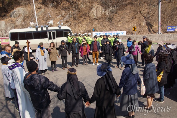 천주교와 원불교 신도들은 15일 오후 경북 성주군 소성리 진밭교 앞에서 둥글게 원을 그린 후 손을 잡고 평화의 기도를 올렸다.