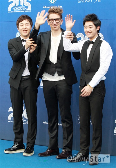  28일 저녁 서울 장충동 반얀트리 스파앤서울에서 열린 2012 Mnet < 20's Choice > 블루카펫에서 버스커버스커가 손을 들어 인사하고 있다.
