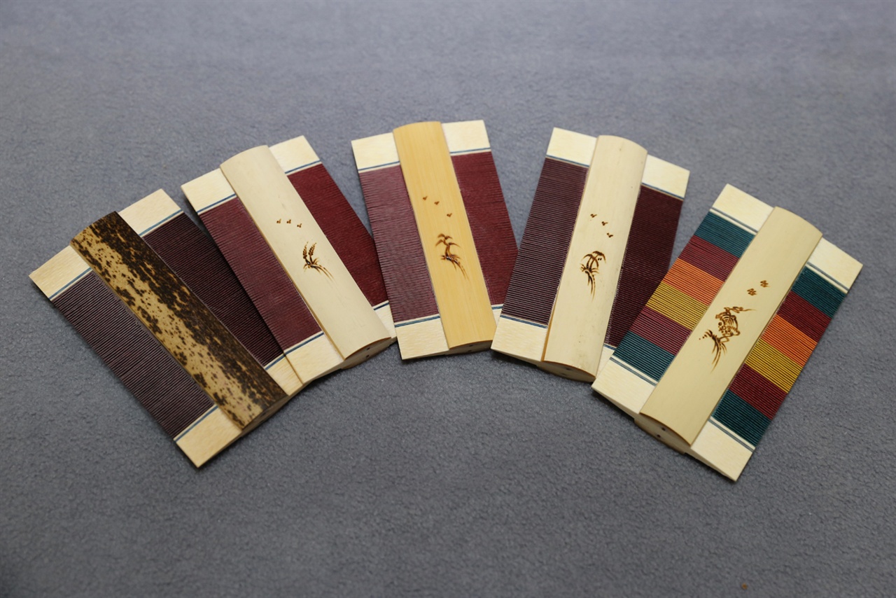 고광록 씨가 만든 참빗들. 전통의 참빗에서부터 색색의 색동참빗까지 다양하다.