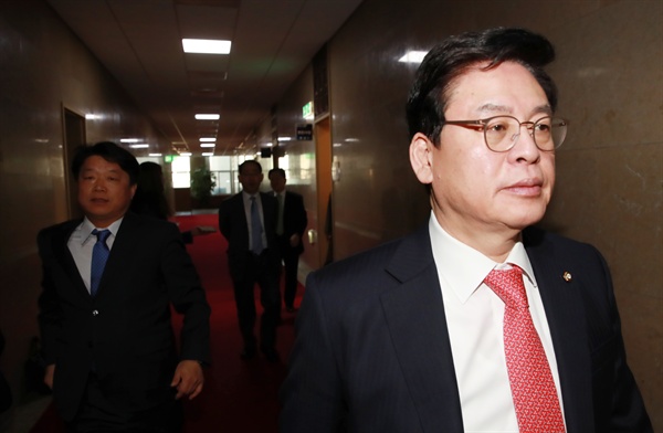 자유한국당 정우택 원내대표가 지난 3월 15일 오전 국회 귀빈식당에서 개헌안 관련 논의를 마친 뒤 떠나고 있다. 