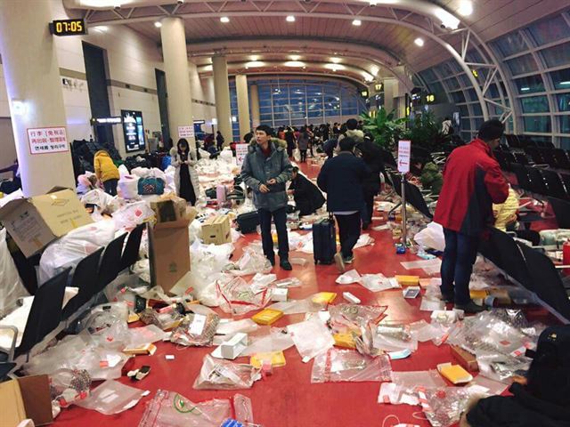 중국인들이 버리고 간 쓰레기로 더렵혀진 제주공항 출국장