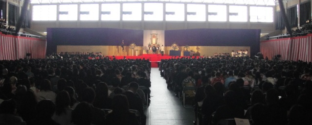           류코쿠대학은 불교 재단에서 세운 대학이라 불교식으로 졸업식을 합니다. 학부별로 나누어서 졸업식을 엽니다. 가운데 졸업생들이 앉고 뒤쪽과 양쪽 위에 학부모들이 앉습니다. 
