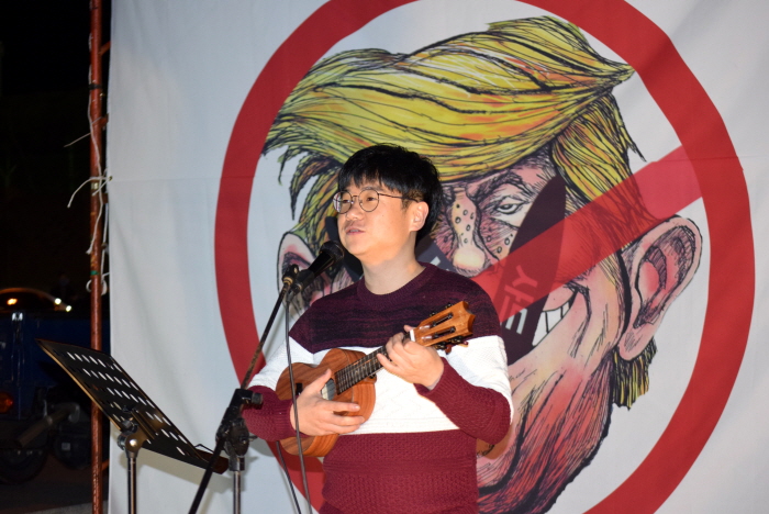 초등학교 음악 교사로 일하는 전교조 조합원 윤건씨는 우쿨렐레 연주와 함께 '우리가 하나로'와 '주한미군철거가'를 열창해 많은 박수를 받았다.
