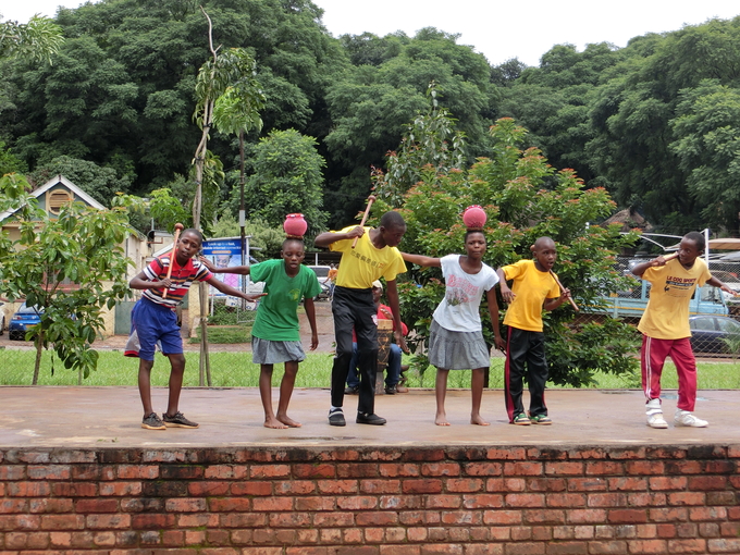 천진난만한 짐바브웨 어린이들은 얽매임 없이 자신들의 전통춤을 즐긴다
