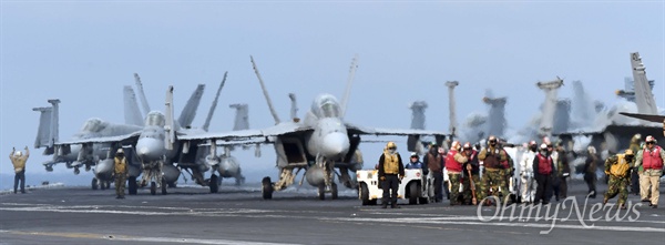 2017년 3월 14일 한반도 동남쪽 공해상에 도착한 미국 제3함대 소속의 핵항공모함인 칼빈슨호 비행갑판에 F/A-18 전투기가 이륙 준비하고 있다.