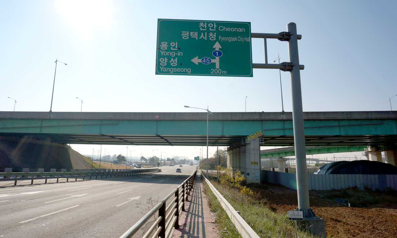 길을 가며 만난 수많은 이정표 중 하나. 살아가며 수없이 찾고 만나고 의지하는 그런 이정표도 있지요(2016.11.9)