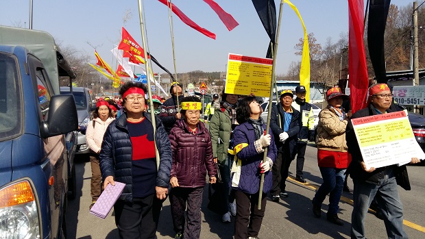 강정리 주민들이 강정리 사태 해결을 촉구하며 시가행진을 벌이고 있다. 