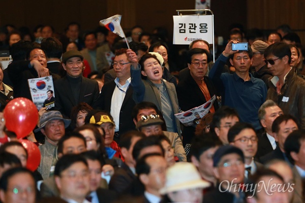 17일 오후 서울 영등포구 63빌딩 그랜드볼룸에서 열린 ‘자유한국당 제19대 대통령후보선거 후보자 비전대회’에서 박근혜 전 대통령 지지자들이 정우택 원내대표의 발언에 야유를 보내고 있다.