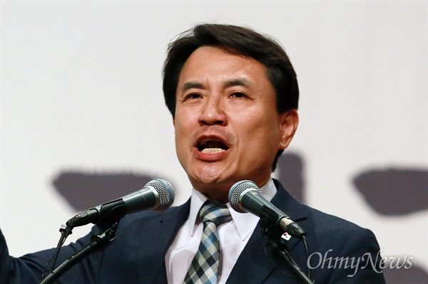 17일 오후 서울 영등포구 63빌딩 그랜드볼룸에서 열린 ‘자유한국당 제19대 대통령후보선거 후보자 비전대회’에서 김진태 후보가 정견을 발표하며 지지를 호소하고 있다.