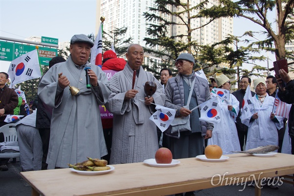 박근혜 전 대통령의 탄핵을 반대하는 친박단체들이 17일 오후 대구 범어네거리에서 집회를 갖고 헌법재판소와 국회 장례식 퍼포먼스를 진행했다.