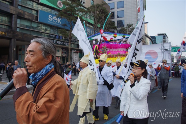 박근혜 전 대통령 탄핵에 반대하는 친박단체 회원 300여 명은 17일 오후 대구 범어네거리에서 헌법재판소와 국회의 해산 및 사망을 선고하는 상여를 메고 거리행진을 하는 퍼포먼스를 연출했다.