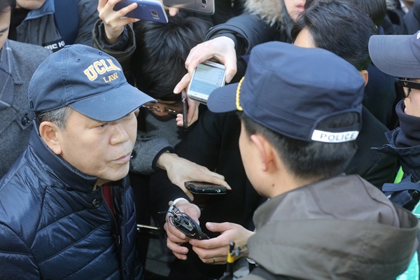 지난 14일 오전 김평우 변호사가 서울 삼성동 박근혜 전 대통령 사저 앞에서 경찰과 대화하고 있다.

김 변호사는 사전에 약속을 하지 않아 방문이 불가하다는 안내를 받고 돌아갔다.