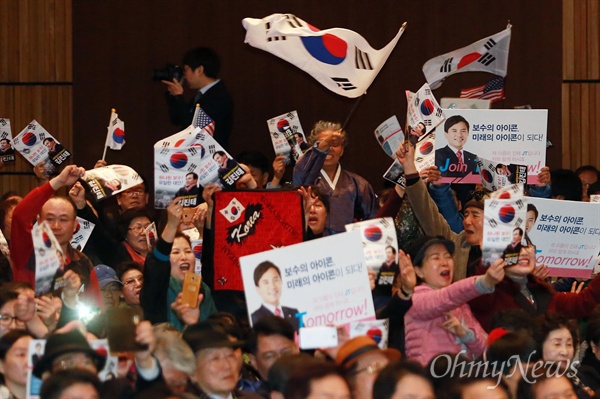 지난 17일 오후 서울 영등포구 63빌딩 그랜드볼룸에서 열린 '자유한국당 제19대 대통령후보선거 후보자 비전대회'에서 김진태 후보가 정견을 발표하며 지지를 호소하고 있다.
