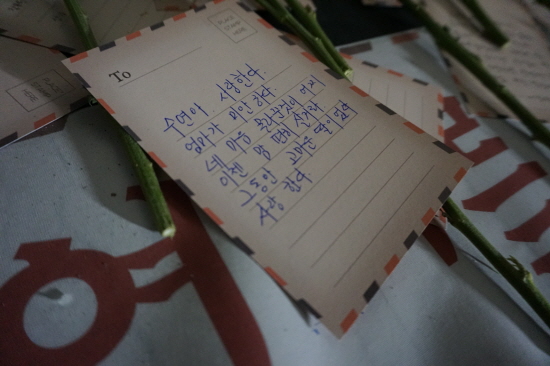 고 홍수연씨의 어머니가 추모공간에 놓인 엽서에 딸에게 하고 싶은 말을 적었다. 