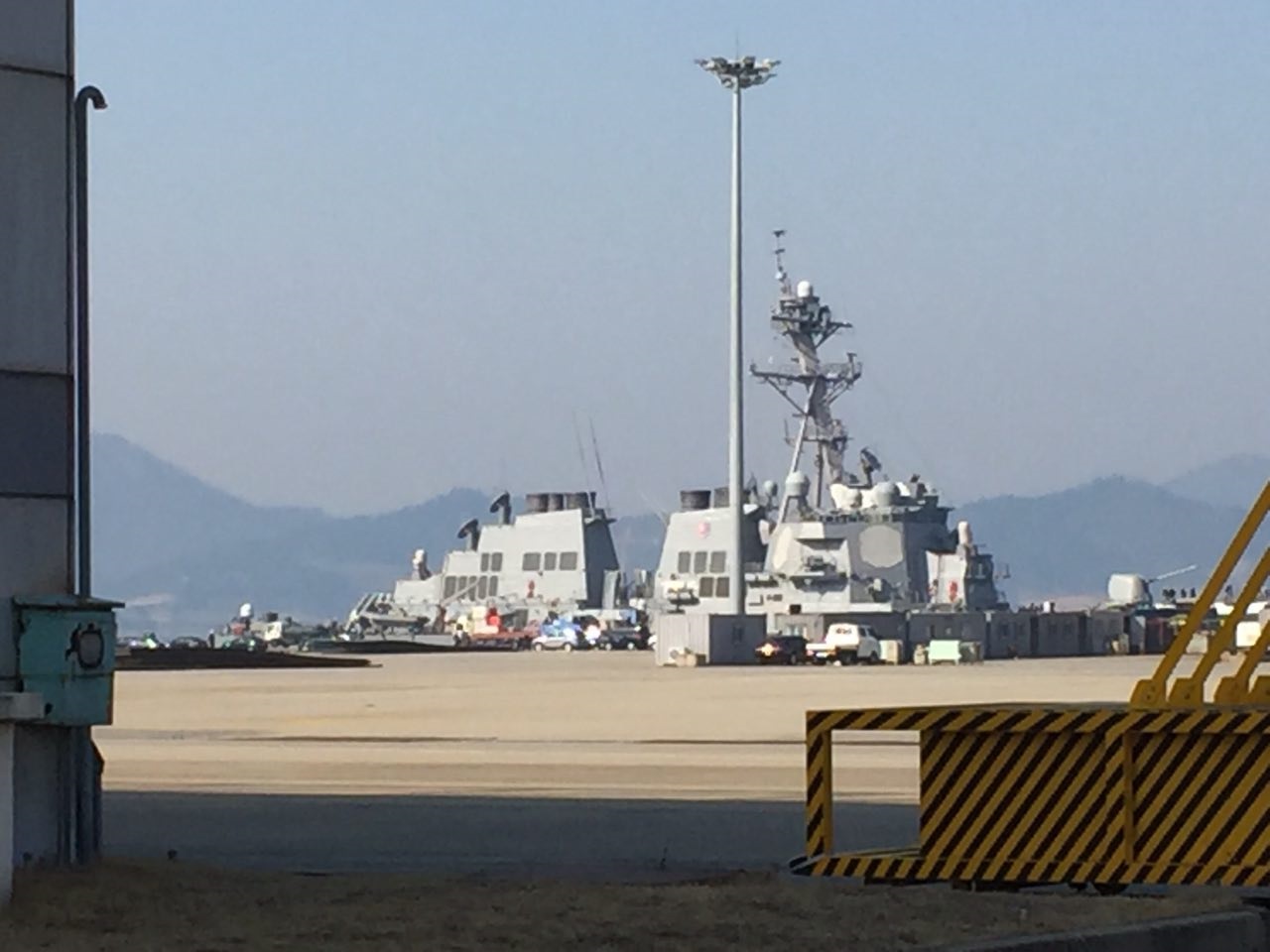  지난 17일 한미 연합 군사훈련을 위한 미 이지스함이 목포 신항만 입항하자 목포지역시민사회단체들이 입항반대 시위를 벌였다. 
목포지역시민단체들은 이날 미 이지스함이 한반도에 들어오는 것은 한반도 평화를 심각히 위협하는 행위라고 비판했다. 특히, 한미연합 독수리연습(1일)과 키리졸브연습(14일) 등 한미연합 훈련에 맞춰 목포항이 미국의 군사적 패권 실현의 항구로 전락시키는 것으로 결코 용납할 수 없다고 규탄했다.