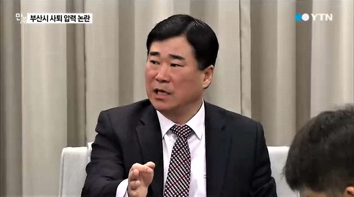  2015년 1월 부산영화제 이용관 집행위원장 사퇴 종용 논란에 대해 기자회견을 통해 해명하고 있는 당시 정경진 부산 부시장