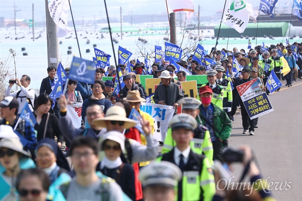  사드한국배치저지전국행동 등 시민단체들과 전국 각지에서 모인 시민들이 18일 오후 경북 성주군 초전면에서 출발해 사드배치 예정지인 성주 골프장을 향해 행진을 하고 있다. 행진 참가자들은  '불법 사드 원천무효, 배치강행 중단 3.18 범국민대회에 참가할 예정이다. 