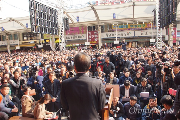 홍준표 경남도지사가 18일 오후 대구 서문시장에서 대선 출정식을 가진 가운제 많은 시민들이 모여 홍 지사를 연호했다.