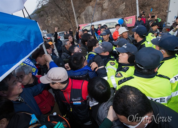  18일 오후 경북 성주 초전면 소성리 사드배치예정지인 성주 골프장 인접 도로에서 '불법 사드 원천무효, 배치강행 중단 3.18 범국민대회'를 마친 집회참가자들이 원불교 교무들이 설치한 천막을 경찰이 철거하려하자 충돌하고 있다. 