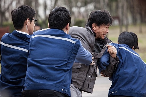 또 하나의 약속 삼성 반도체공장 백혈병노동자 사건을 다룬 <또 하나의 약속>. 영화 제목으로 삼성그룹 광고카피인 '또 하나의 가족'이 고려됐으나 자체 논의 끝에 '또 하나의 약속'으로 변경됐다.