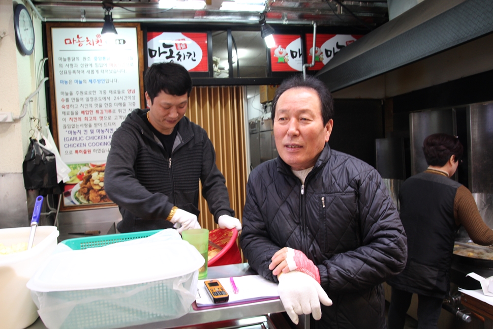  서귀포 올레시장 마농치킨의 가족들이다. 
