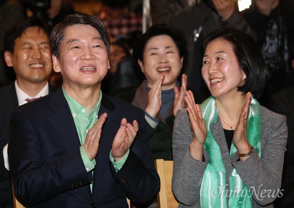 박수치는 안철수 후보 부부 국민의당 대선주자로 나선 안철수 의원이 지난 3월 19일 오후 서울 종로구 마이크임팩트스퀘어에서 대선 출마선언에 앞서 부인 김미경 교수와 함께 지지자들의 영상을 보며 박수치고 있다.