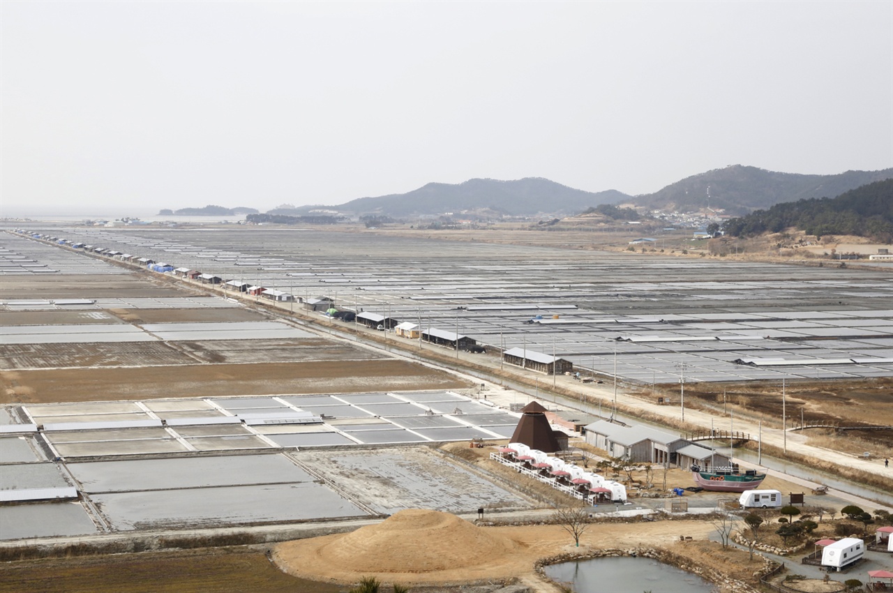  신안 증도 소금전망대에서 내려다 본 태평염전. 드넓은 염전은 바닷물이 햇볕과 바람을 만나 천일염으로 만들어지는 곳이다.