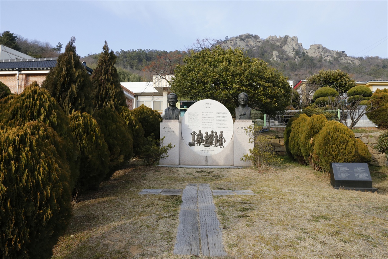  목포 공생원에 세워진 윤치호 전도사와 윤학자 여사 흉상. 공생원은 윤치호 전도사가 오갈 데 없는 아이들을 데려다 키우면서 ‘함께 어울려 살아가는 곳’이란 의미로 이름을 지었다.