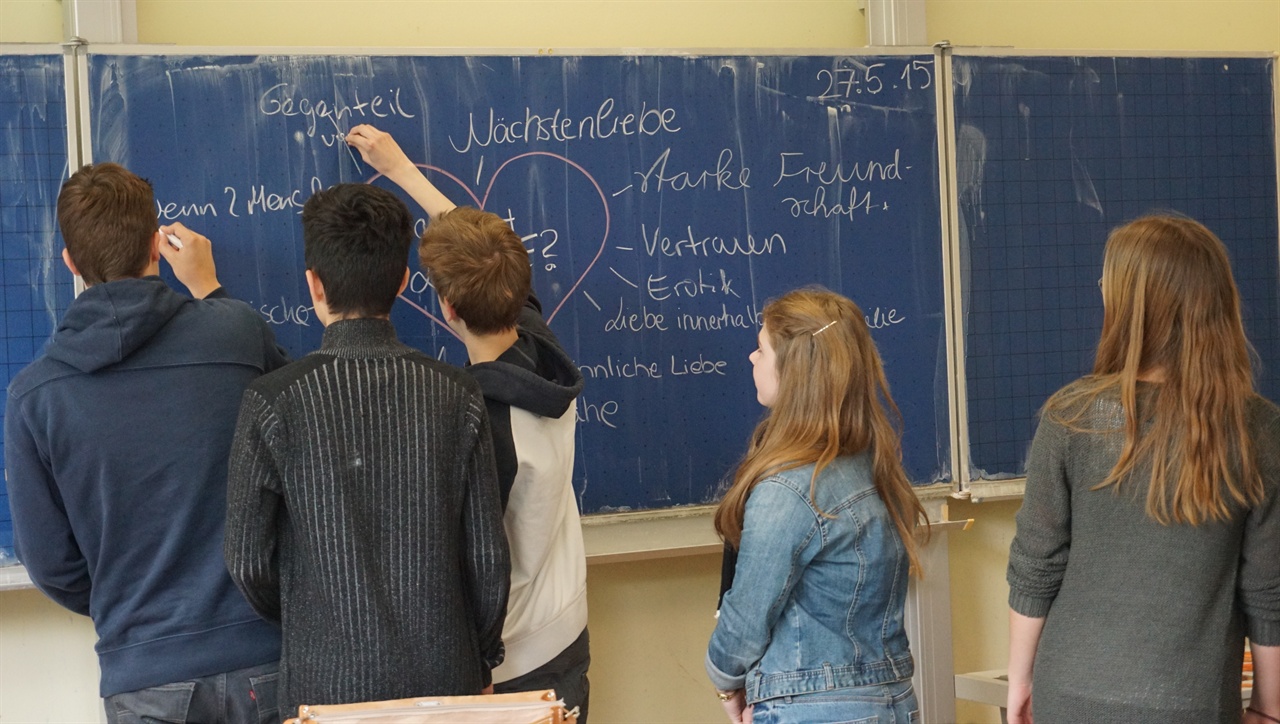 독일 비스바덴의 딜타이 김나지움 9학년 학생들이 독일어 시간에 단어들을 연상하여 칠판에 적고 있다.