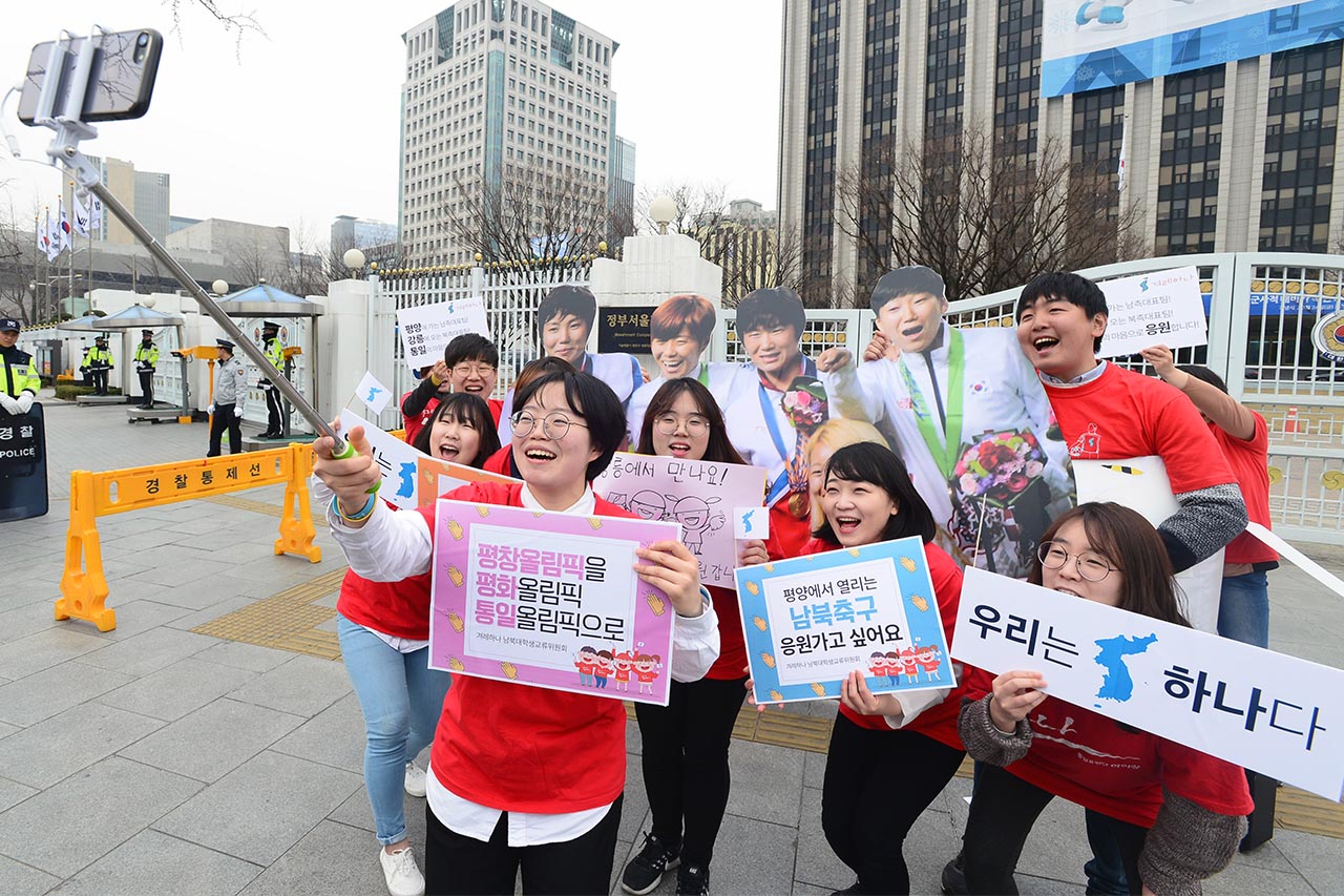 '겨레하나 남북대학생교류위원회'소속 대학생들이 20일 오전 서울 종로구 세종로 정부서울청사앞에서 오는 4월 강릉에서 열리는 여자아이스하키 세계선수권 대회와  평양에서 열리는  남북여자축구경기를 앞두고 통일부에 통일응원 보장과 남북 민간교류 허용을 촉구하는 기자회견을 열고 있다.