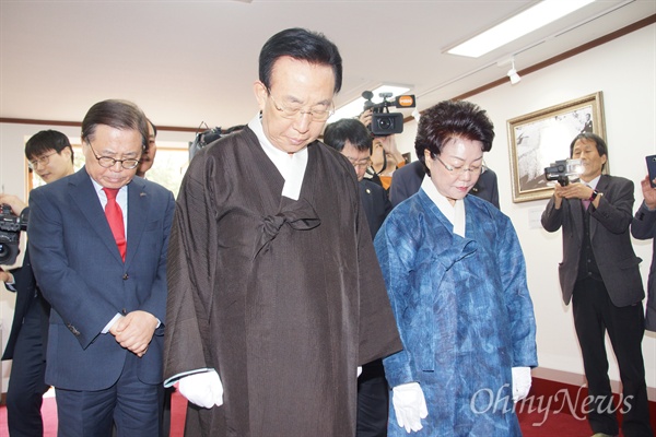 김관용 경상북도지사가 20일 오전 박정희 전 대통령 생가를 찾아 추모관에서 추모하고 있다.