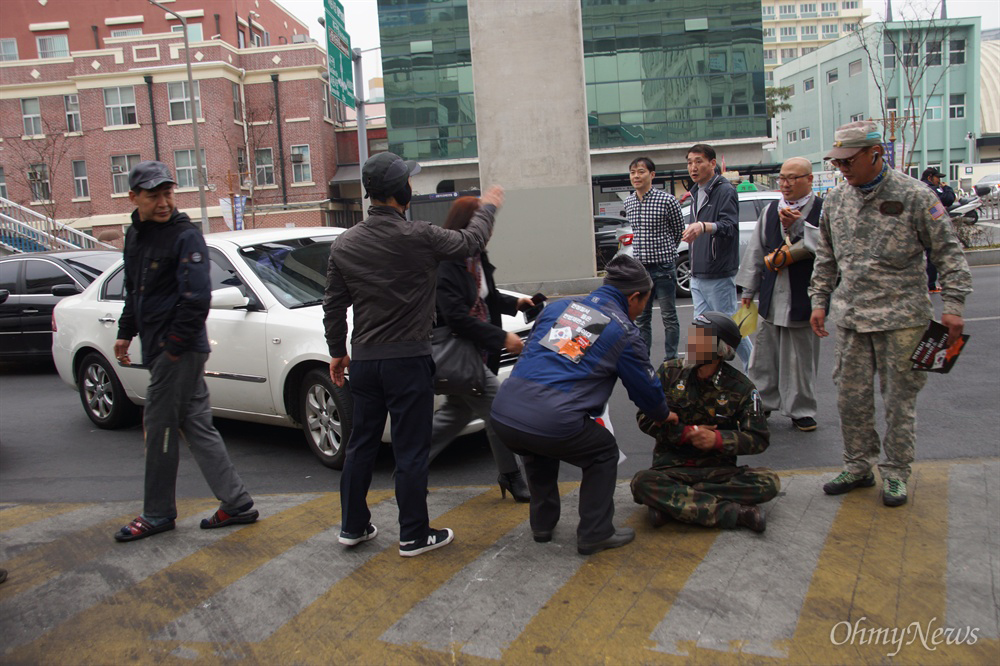 김진태 자유한국당 국회의원이 20일 오후 서문시장을 찾은 가운데 보수단체 회원이 서문시장으로 들어가는 차량을 도로에 앉아서 막고 있다.