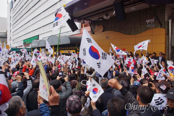 김진태 자유한국당 국회의원이 20일 서문시장을 방문하자 태극기를 든 지지자들이 도로를 가득 메웠다.
